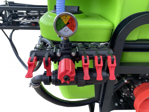 Bowell Taktor Feldspritze Anbauspritze klappbar 600 L - 12 mtr. Arbeitsbreite